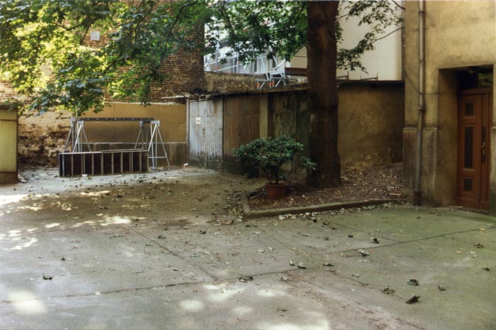 Kollwitzstraße 52, Ansicht der Garagen auf dem Hof, 1991