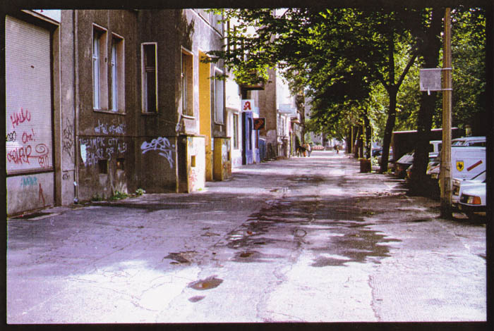 Kollwitzstraße 52, Vormauerung vor den Souerrainfenstern.
